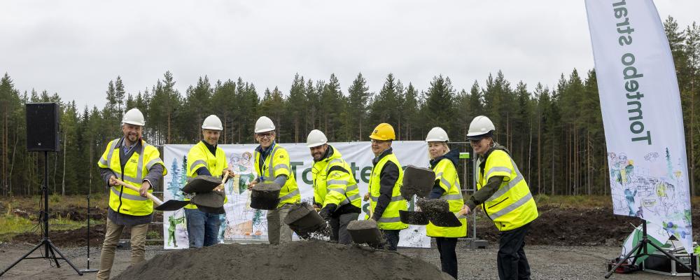 I bild från vänster: Hans Lindberg – Kommunstyrelsens ordförande Petter Lindqvist – projektchef, Skanska Daniel Ödling – avdelningschef, NCC Robert Hansson – vd, Vakin Jan Ridfeldt – vd, Umeå Energi Elin Pietroni, stadsdirektör M Pressbild: Umeå kommun, Fredrik Larsson.