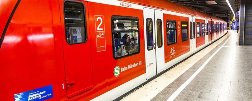 S-Bahntåg vid underjordisk station i München. Med projektet i München stärker Sweco sin närvaro i Tyskland och fortsätter sitt samarbete med Deutsche Bahn, som är en av Europas största aktörer inom järnvägstransporter.