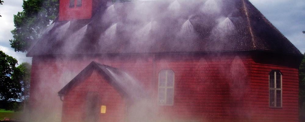 Den omistliga medeltida träkyrkan i Älgarås skyddas av vattendimman både internt och externt. Bild: Ultra Fog.