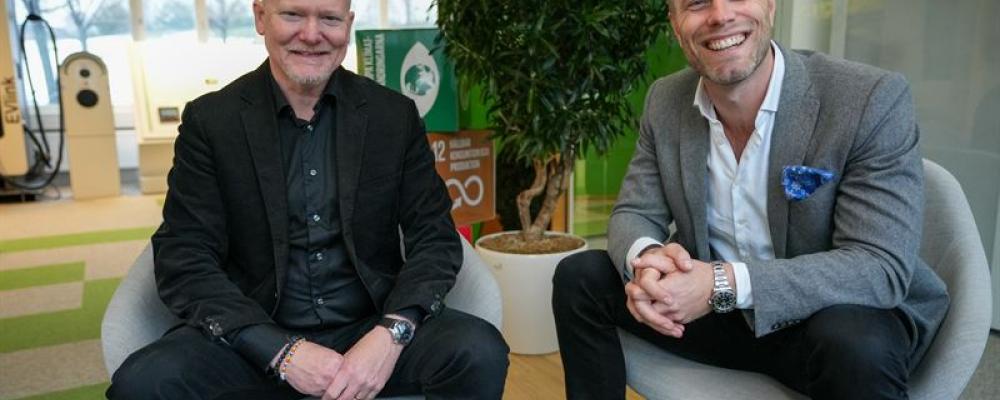Tomas Bäckstadi, InmatiQ och Per Törling, Sales Manager på Schneider Electric. Pressbild: Schneider Electric Sverige