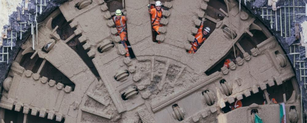 Bilden visar genombrottet i en av de färdigställda HS2-tunnlarna under Chiltern Hills. Tunnlarna visar hög teknisk nivå – men resten av projektet släpar efter. Foto: HS2