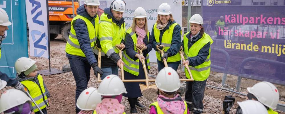 Skolfastigheter och byggentreprenören Vaner AB fick god hjälp vid spadtaget av Källparkens förskoleverksamhet och utbildningsnämndens ordförande Eva Christiernin (S), (foto: Lilla Produktionsbolaget).