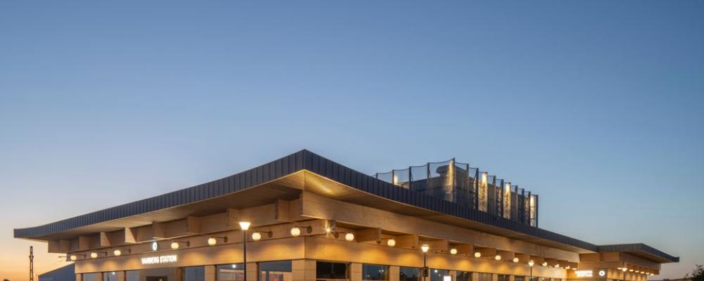 Få städer har något så unikt som en ny tågstation vid havet. Stationen blir ett nytt landmärke för Varberg vid sidan av klassiker som fästningen och kallbadhuset. Foto: Åke E:son Lindman