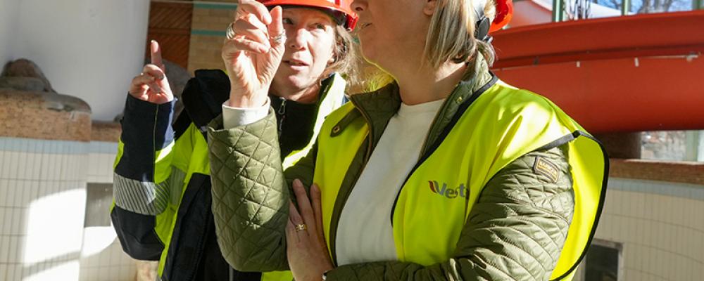 Vattenpalatset Anna-Carin och Emma liten.  Pressbild: Lerums kommun