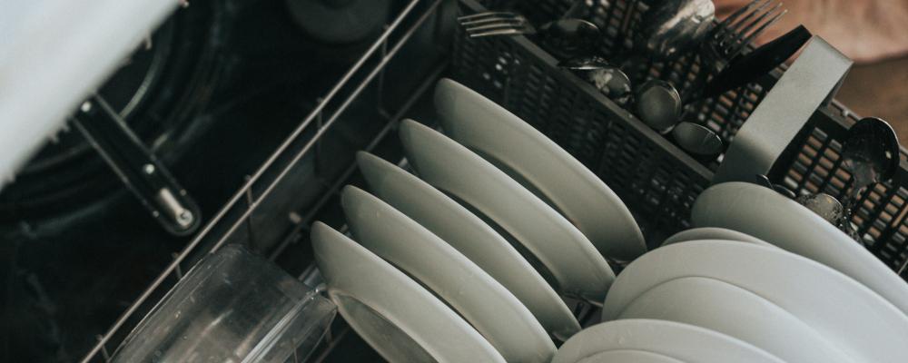 Nu har Säker Vattens styrelse klubbat Branschregler Säker Vatteninstallation 2026:1. Störst förändringar i regelverket sker i köket, där flest vattenskador sker. Foto: nathan dumlao/unsplash