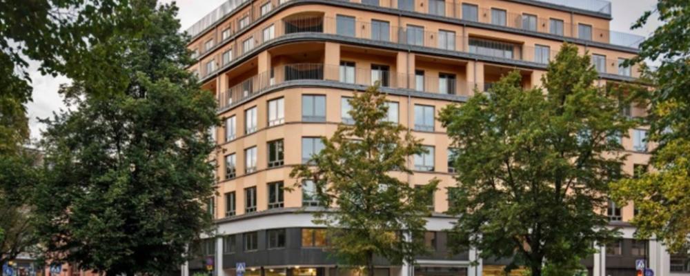 Brf Vintertullstorget på Södermalm i Stockholm, är ett lyckat exempel på om- och tillbyggnad, där ett kontorshus med showroom för bilar från 1980-talet nu hyser bostäder och verksamheter. Pressbild: Chalmers