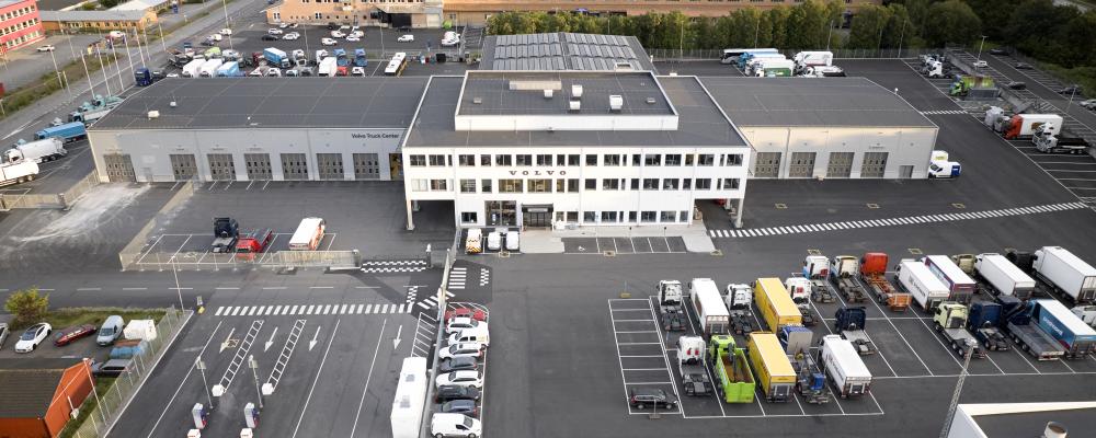 Den nya anläggningen består av en kontorsbyggnad och ett lager, sammanlänkade med tre hallbyggnader som rymmer bland annat en fullskalig däckverkstad, skadeverkstad och en uppgraderad laddstation för elektrifierade fordon. Foto: Peab