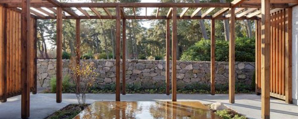 White Arkitekter,  Skogskapellet . Förgård vid visning. Foto Henrik Rosenqvist