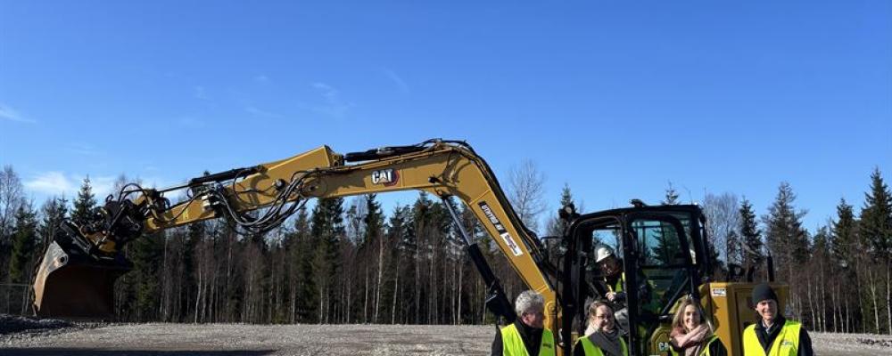 På bilden syns Malin Claesson Stenström, vd CA Fastigheter, Markus Gebauer, Nordenchef Zeppelin samt Växjös näringslivschef Jessica Johannesson och ordförande i samhällsbyggnadsnämnden, Otto Lindlöf. Fotograf: Zeppelin Sverige