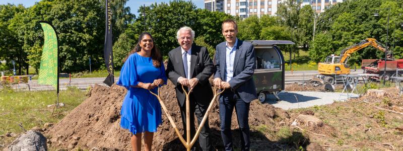 Emma Feldman (Järfälla kommun), Anders Nordquist (Arvid Nordquist) och Pelle Fochsen (Sagax) tar det första spadtaget för nya kafferosteriet. Foto: Jonas Olson/Arvid Nordquist