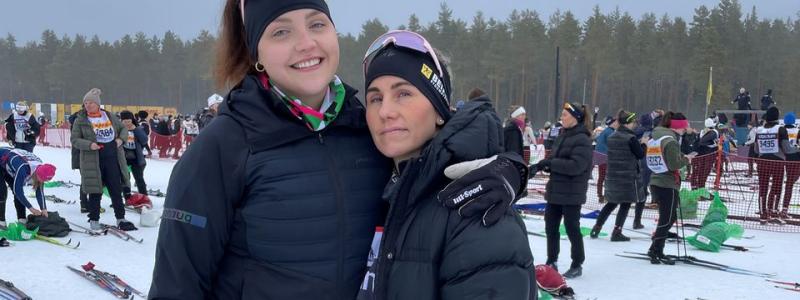 Från vänster i bild: Elsa Boberg och Sara Petrusson gör sig redo för Tjejvasan. Pressbild: Beijer Byggmaterial