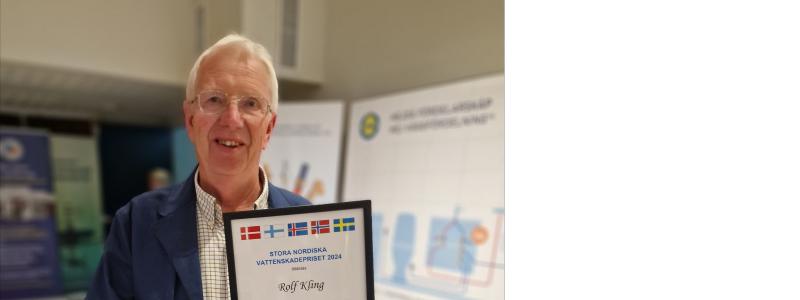 Kunskapsspridaren Rolf Kling med fick under stående ovationer motta Stora Nordiska Vattenskadepriset. Foto: Säker Vatten