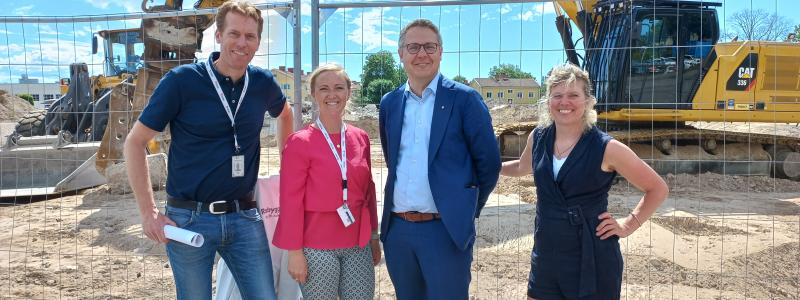 Fr v, Magnus Laneborg och Malin Rönnerhag från Riksbyggen, bostadsminister Johan Danielsson och Anna Thore, Kalmar kommun.