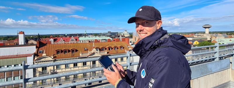 Mikael Rönndahl på ABK besiktigar tak i centrala Kristianstad. Foto: Jonas Rosenberg, ABK