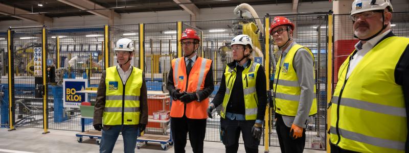 Vid infrastruktur- och bostadsminister Andreas Carlsons besök i BoKloks fabrik i Gullringen tog Lars Jonson, VD BoKlok, Magdalena Andersson, produktionschef, Niclas Bagler, landschef BoKlok Sverige samt Robert Gurbin, fabrikschef, emot och visade investeringarna som gjorts. Foto: BoKlok