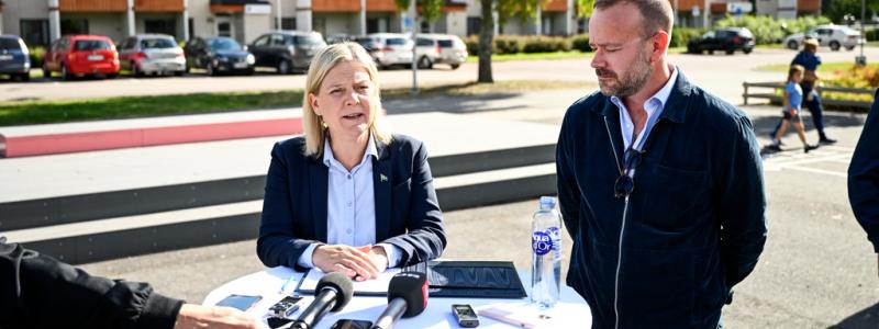 Pontus Lundahl/TT: Borlänges kommunalråd Erik Nises (till höger) vill köpa tillbaka stadshuset från krisande SBB. S-ledaren Magdalena Andersson (till vänster) ställde sig nyligen bakom V-kravet på att snabbutreda statlig förköpsrätt.