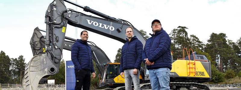 Lagledare Rickard Gerdlöf med förarna och finalisterna Pontus Eriksson och Anton Sjödoff.  Foto: Peter Holgersson