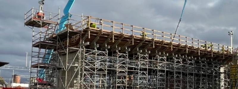 Här gjuts den norra delen av den nya gångbron Trädgårdslänken. Hybridpumpen, med eldrift, har lång räckvidd och bullrar betydligt mindre än en traditionell betongpump. Foto: Trafikverket