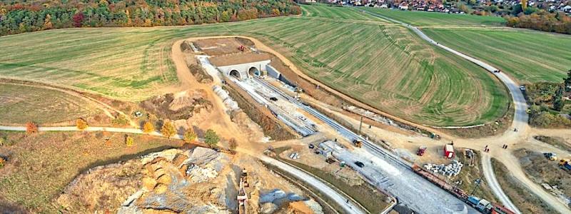 Vid Plzeň på tjeckiska sidan har denna järnvägstunnel redan byggts. © Celestyn/Wikipedia