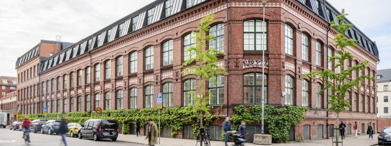 Kulturklassade Trikåfabriken i Malmö har omvandlats till guldklassat kontorshus genom återbruk och byggnadsvård. Nu nomineras projektet till Årets Bygge 2023 i kategorin Renovering. Entreprenör: Servicekuben Beställare: Stena Fastigheter. Foto: Felix Gerlach