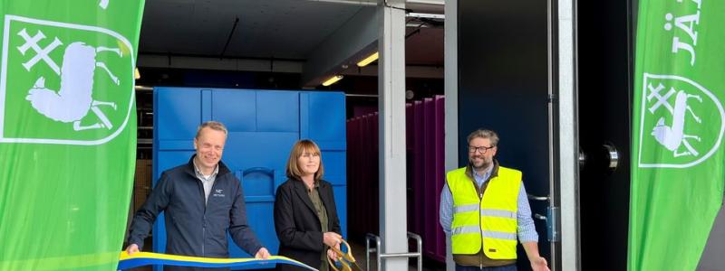 Eva Ullberg, kommunstyrelsens ordförande i Järfälla inviger den nya sopsugsterminalen i Barkarbystaden, tillsammans med Jan Kettisen, avdelningschef VA och avfall, Järfälla kommun och Magnus Wiberg, arbetschef, Winge Byggnads AB. Bild: Järfälla kommun.