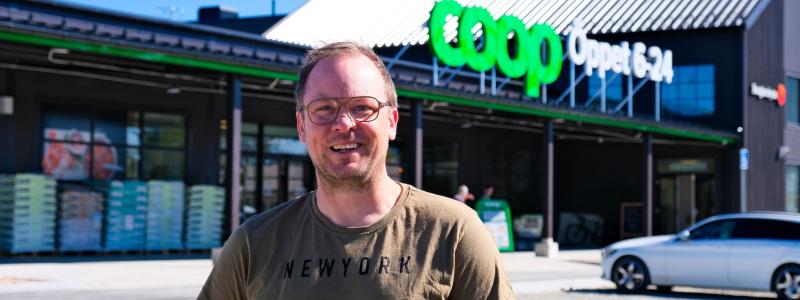 Peter Broberg är glad att sista pusselbiten kommit på plats för att bygget ska kunna ta fart! Fotograf: Caroline Fredin, Vemdalen design AB