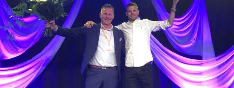 Mattias Andersson, vd på Tidaholms Bostads AB, och fastighetschefen Mikael Nyström tog emot priset för Allmännyttans bästa renovering 2023, för omvandlingen av Kungsbroskolan till bostäder.