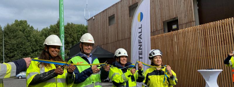 Emma Feldman (M), kommunstyrelsens ordförande i Järfälla, Martin Höhler, vd E.ON Energidistribution, Annika Viklund, vd Vattenfall Eldistribution och Suraya Nekzada, projektledare Vattenfall, inviger den nya fördelningsstationen i Järfälla. Foto: Lena Berglund