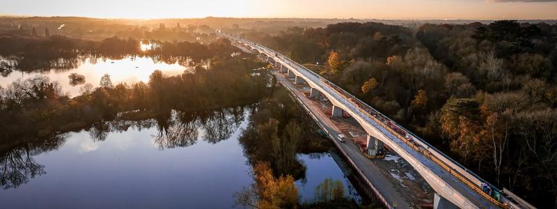 För att uppnå detta har HS2 Ltd arbetat nära med miljöexperter för att säkerställa att bron byggs på ett sätt som respekterar och skyddar den lokala miljön. Detta inkluderar återställning av naturområden och skapande av nya habitat för att kompensera för eventuella skador på den lokala floran och faunan. Foto: HS2-projekt