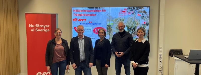 Trädgårdsstadens hållbarhetsvision signerades av kommunstyrelsens ordförande i Upplands-Bro samt hållbarhetscheferna för energibolaget E.ON och för byggbolagen Riksbyggen, SBB och Stena Fastigheter. På bilden Mari-Louise Persson, Riksbyggen, Mattias Sikström, Stena Fastigheter, Carina Tollmar, E.ON, Fredrik Kjos, Upplands-Bro och Maria Dimming, SBB. Foto: Lena Berglund, E.ON