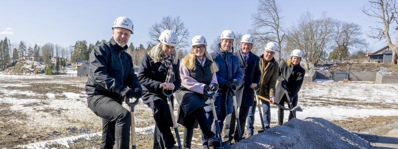 Kommunstyrelsens ordförande Marcus Svinhufvud, kommundirektör Kristina Tidestav, kommunalråd Patrik Isestad, Raoul Wallenbergskolornas ägare och grundare Per Egon Johansson, vd:n för fastighetsbolaget Hoivatilat AB Maria Frid samt Fanny Sachs och Marcus Wallenberg, som representerade markägaren Källberga Mark.