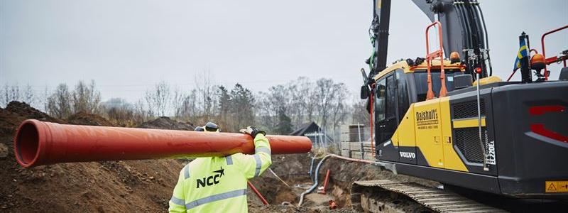 Uppdraget innebär ombyggnation av befintliga vatten- spillvatten- och dagvattenledningar på Artillerigatan-Gjörloffsgatan i centrala Landskrona. Fotograf: NCC