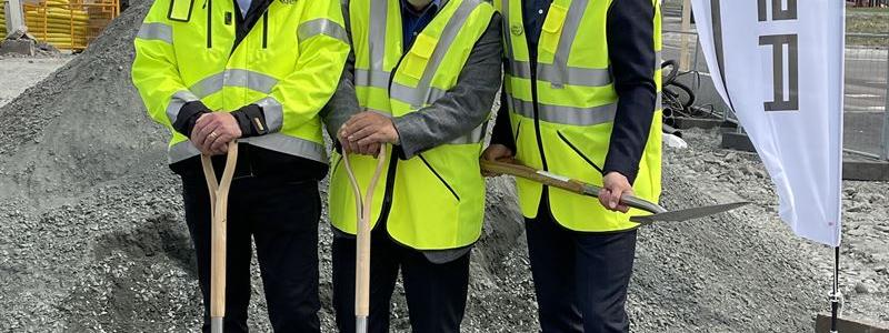 Från vänster: Christian Wivensson, projektchef på Vestia, Kristian Vramsten, kommunstyrelsens ordförande i Mölndals stad och Manne Aronsson, vd på Aspelin Ramm Fastigheter. Foto: Aspelin Ramm Fastigheter