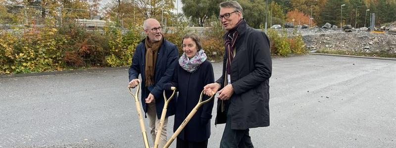 Mats Gerdau, Nacka kommun, Pia Minati och PG Sabel, vd Stena fastigheter Stockholm. Foto: Nacka kommun