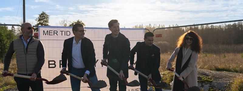 Botellos VD tillsammans med representanter från Tre Sverige, ABB, Samsung Electronics och Megawatt Solutions. Foto: S. Property Group.