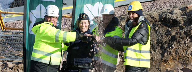 På bilden (fv): Hans Unander, kommunalråd, Katarina Ragnevall, lokalpolisområdeschef i Mora, Anders Skoglund Arbetschef Entreprenad/ Projektutveckling Skoglunds, Cecilia Vestin, vd Kåpan Fastigheter.  Foto: Kåpan Fastigheter