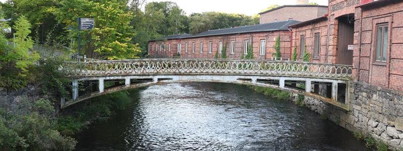Foto på gjutjärnsbro vid Jonsereds fabriker utanför Göteborg. Fotograf: Sven-Olof Ahlberg