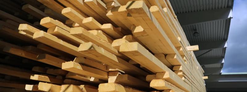 Av de stora varugrupperna är det träprodukter som har haft den starkaste utvecklingen under 2021. En betydande del av försäljningsitvecklingen kan hänföras till prisökningar. Foto: Byggmaterialhandlarna