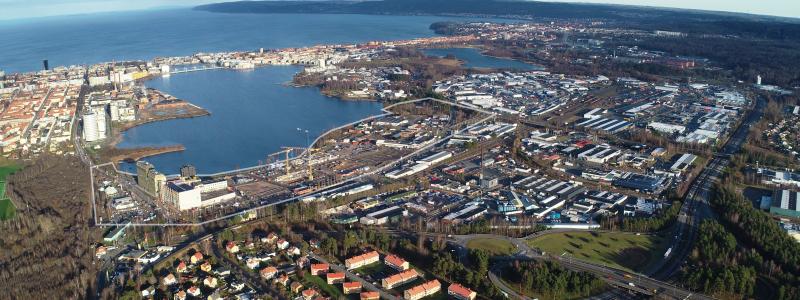 Flygbild över hela Södra Munksjön i Jönköping där Skeppsbron sträcker ut sig längs den södra delen av sjön. Södra Munksjön Utvecklings AB.