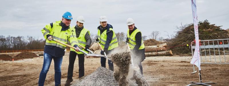 Fr v Thomas Ellkvist, vd MVB, Brian Hansen, ordförande byggande styrelse, Peter Danielsson, kommunstyrelsens ordförande och Mårten Lilja, vice vd på Riksbyggen.