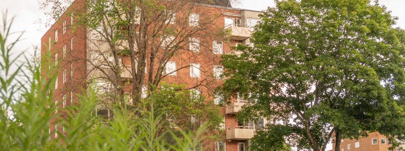Nu är det dags för en omfattande renovering av Huge Bostäders hus på Sjödalsbacken 1 i centrala Huddinge. Foto: Huge Bostäder