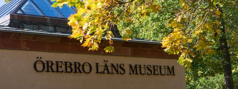 Höstbild på Örebro läns museums norra fasad, Engelbrektsgatan 3. Foto:  Per Torgén/ÖLM