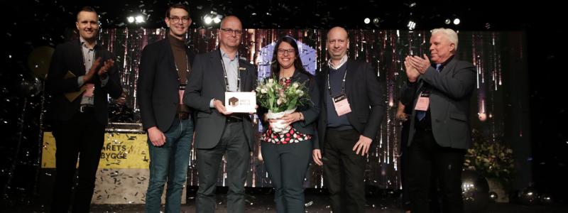 Totalvinnaren av Årets Bygge 2023 går i år till de två delprojekt som skapat Kvarteret Poolen. Stort grattis till NCC och Fabege för kontorsdelen och Peab och Solna stad för simhallen.