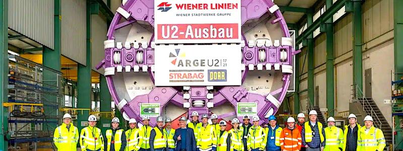 Herrenknecht-team presenterar tunnelborrmaskinen till representanter för kollektivtrafikbolaget Wiener Linien, beställaren och byggkonsortiet
av STRABAG och PORR. Foto: Herrenknecht