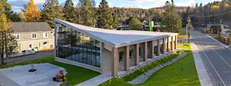 Monica C. Gratton Library i Saint-Adolphe-d’Howard i Québec ritades av Perrault Architecture och inspirerades av landskapet i Laurentiderna. Foto: Raphaël Thibodeau