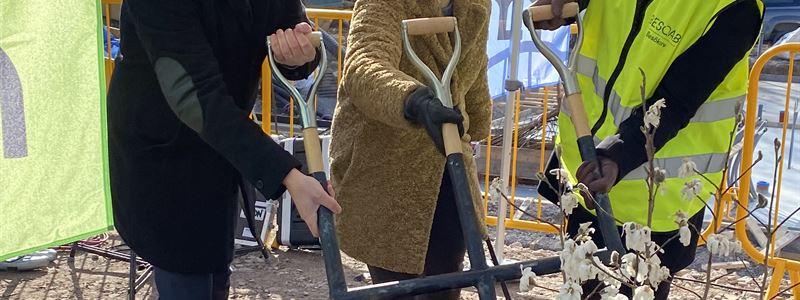 Första spadtag i Häggvik. Henrik Thunes, Moa Rasmusson Carola Lavén Häggvik. Foto: Besqab