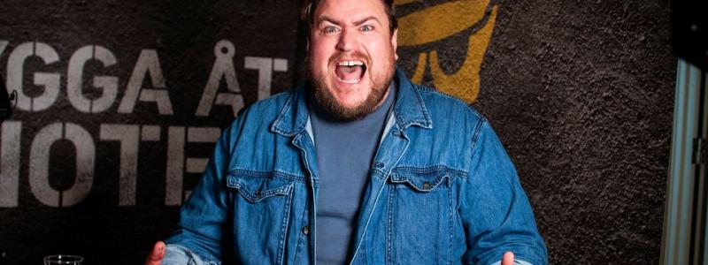 Erik Ekstrand tar över som ny programledare för humorpodden Bygga åt idioter. Pressbild: Beijer Byggmaterial