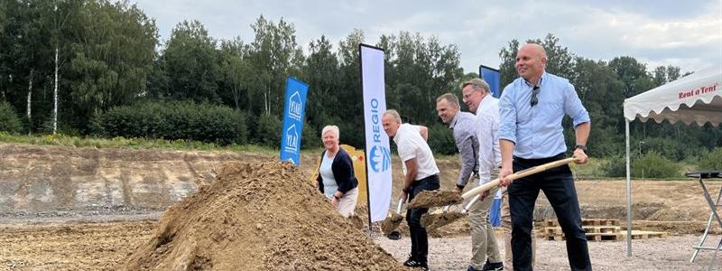 Mona Forsberg Kommunalråd Jönköping (S), Tomas Calmviken Fastighetschef Region Jönköping, Peder Karlén Regionchef P&E Fastigheter, Eric Bergström VD Regio, Dennis Larsson VD YLAB. Foto: Regio
