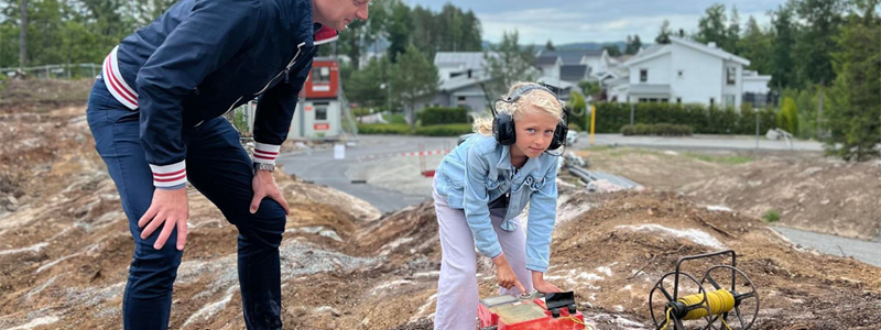 Nellie spränger första salvan på den egna framtida tomten. Foto: Peab