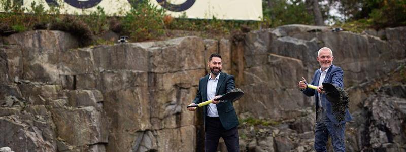 Novo Energys vd Adrian Clarke och Jonas Attenius (s), kommunstyrelsens ordförande i Göteborg, tar det första spadtaget för den stora batterifabriken i Torslanda. Fullt utbyggd blir gigafabriken en av de största i Europa. Foto: Novo Energy